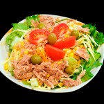 Salata sa tunjevinom i kukuruzom